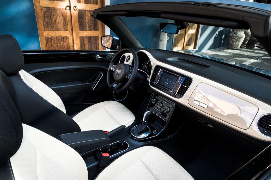 Интерьер Volkswagen Beetle SEL Final Edition Convertible 2018 года  (NA) (фото 4 из 27)